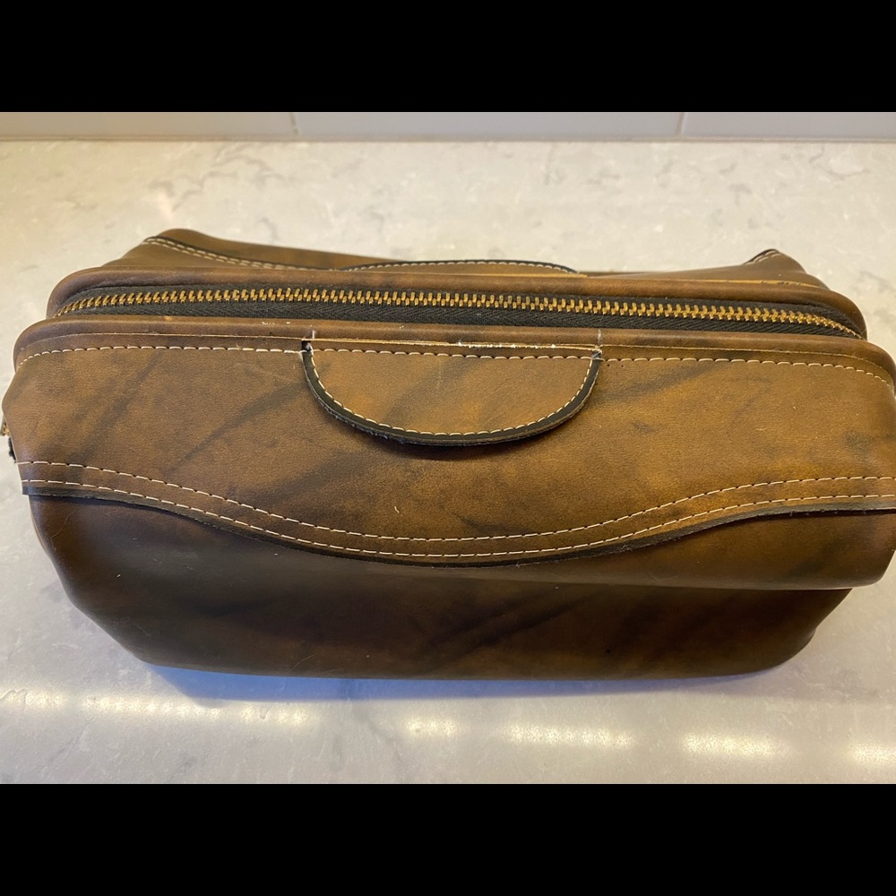 Men’s leather toiletry kit with soft wooden brush. - Picture 2 of 7